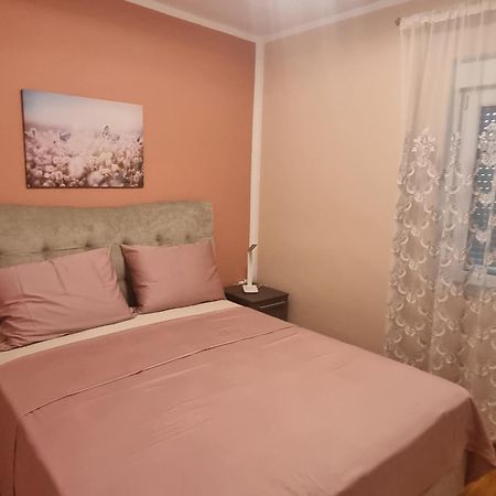 Senkini Dvori Apartment Sutomiscica Bagian luar foto