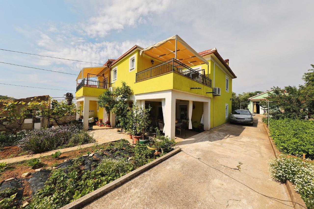 Senkini Dvori Apartment Sutomiscica Bagian luar foto