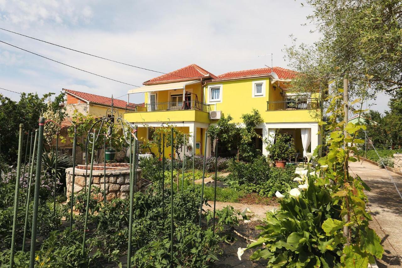 Senkini Dvori Apartment Sutomiscica Bagian luar foto