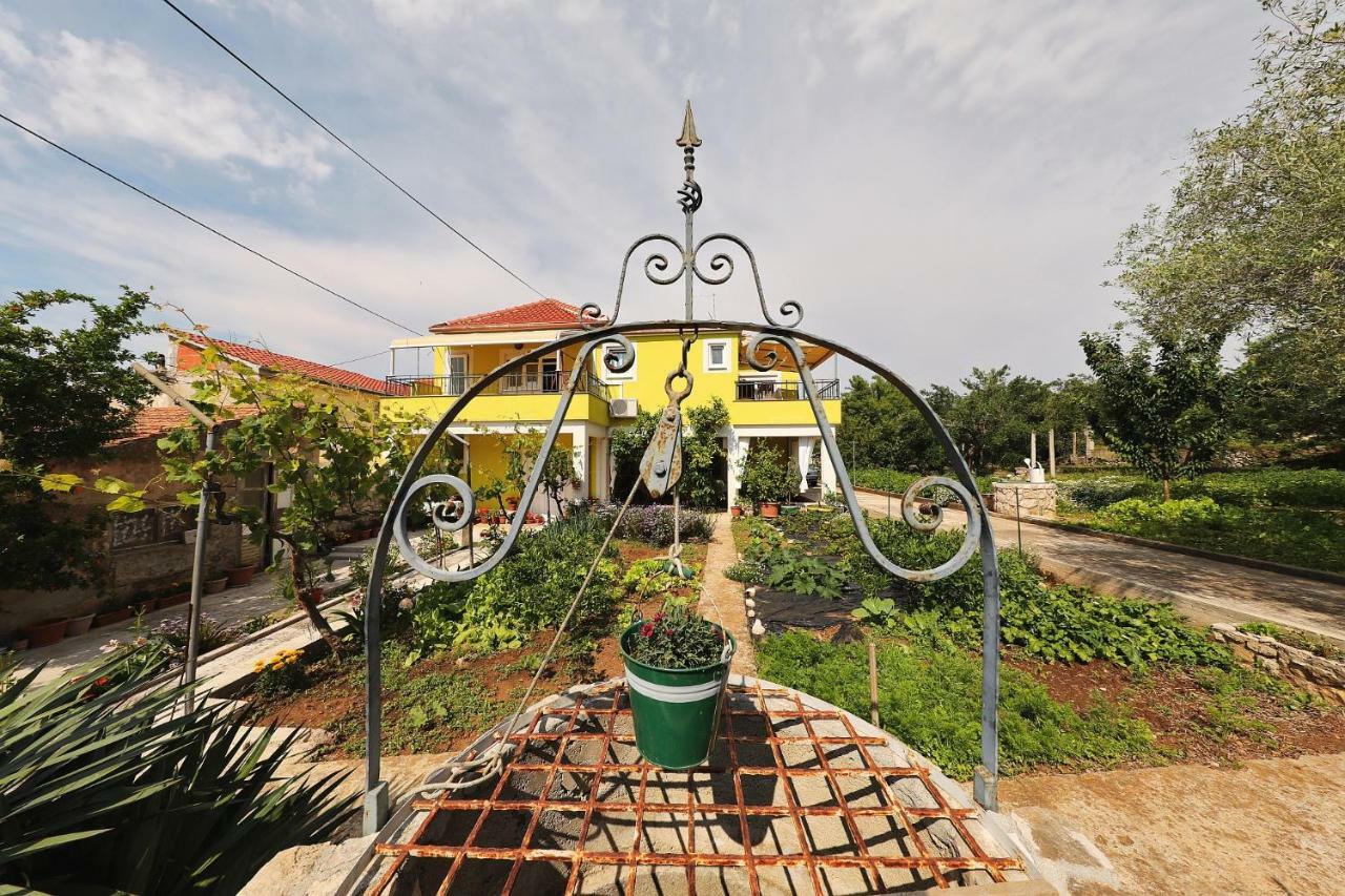 Senkini Dvori Apartment Sutomiscica Bagian luar foto