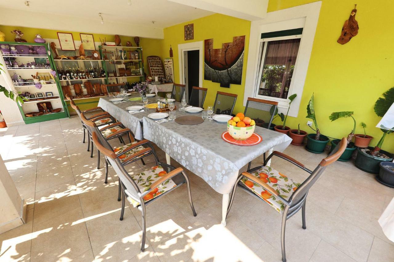 Senkini Dvori Apartment Sutomiscica Bagian luar foto