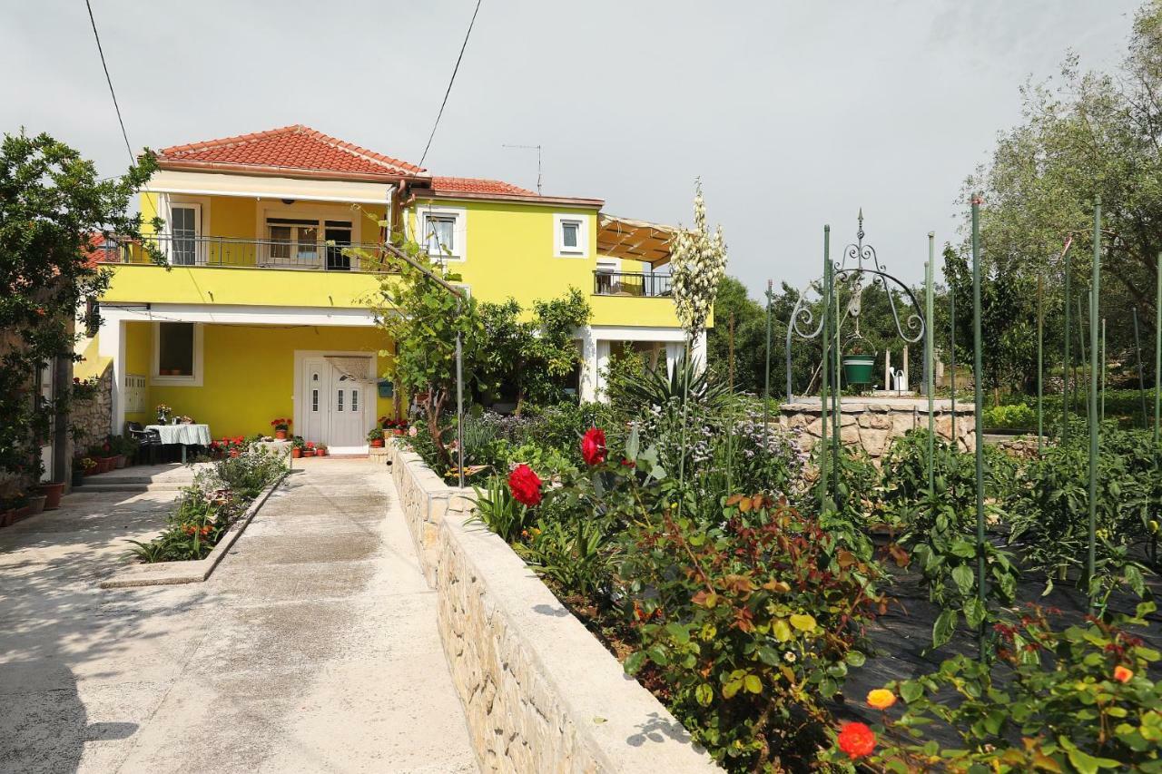 Senkini Dvori Apartment Sutomiscica Bagian luar foto