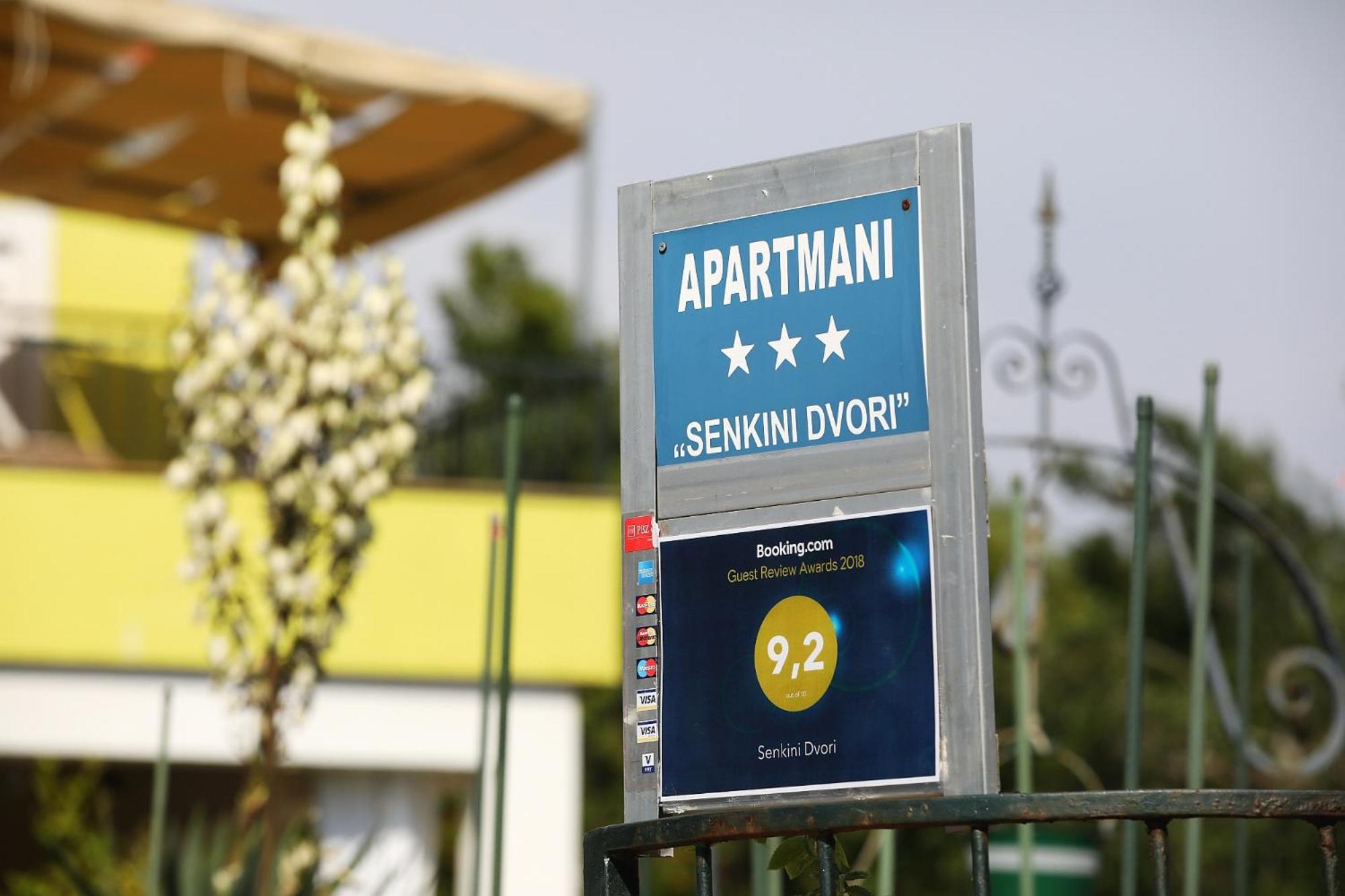 Senkini Dvori Apartment Sutomiscica Bagian luar foto
