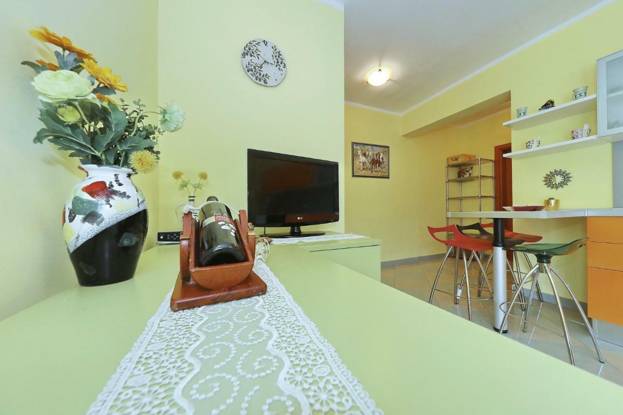 Senkini Dvori Apartment Sutomiscica Bagian luar foto