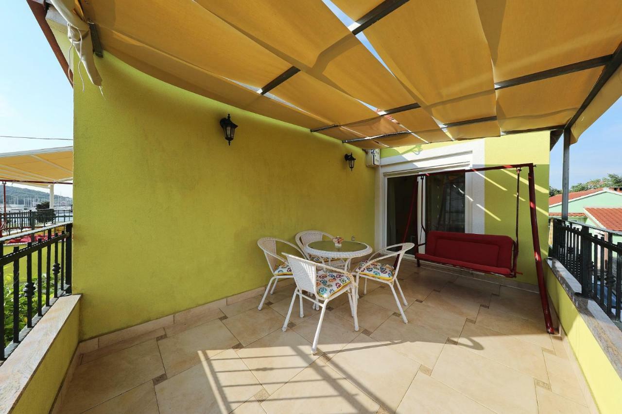 Senkini Dvori Apartment Sutomiscica Bagian luar foto