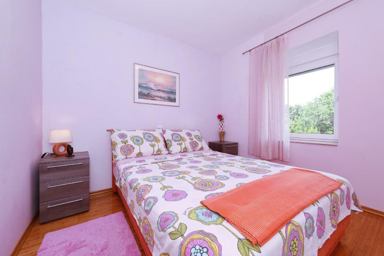 Senkini Dvori Apartment Sutomiscica Bagian luar foto