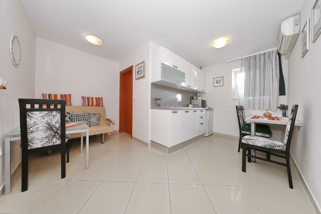 Senkini Dvori Apartment Sutomiscica Bagian luar foto