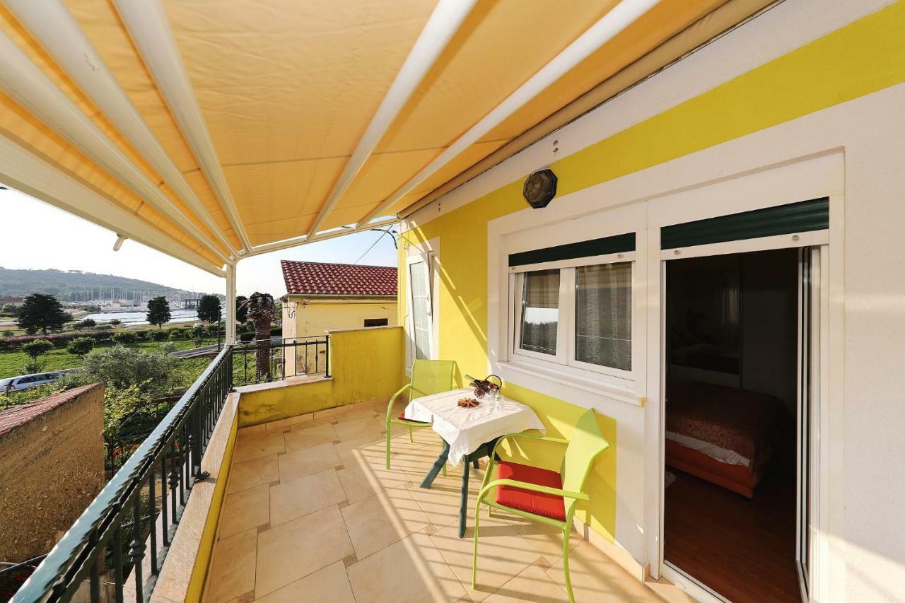Senkini Dvori Apartment Sutomiscica Bagian luar foto