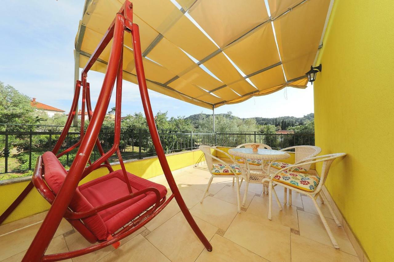 Senkini Dvori Apartment Sutomiscica Bagian luar foto